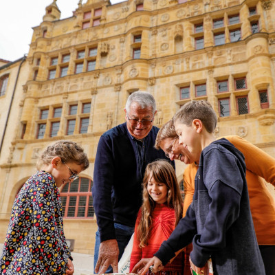 Jeu de piste : La Mission Fil d’Or
Partez à la découverte de la ville autrement avec une aventure à vivre en famille !
Chaque nuit, les vilains sortent de leur cachette pour voler l’or de la ville…
Saurez-vous les arrêter ?
Formez votre équipe et munissez-vous du sac de mission pour résoudre les énigmes et mener l’enquête ?
Tarif : 15
Disponible à l’Office de Tourisme sans réservation
DSL.71-G.ROBERT-FAMY