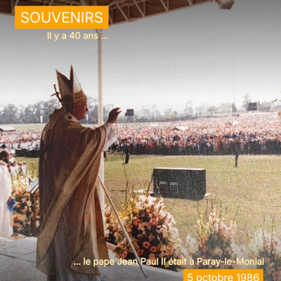 Il y a 40 ans, Paray-le-Monial vivait un moment historique !
Le 5 octobre 1986, des milliers de personnes se réunissaient au Parc du Moulin Liron pour accueillir le pape Jean-Paul II.
Un moment fort qui continue de faire partie de l’histoire de Paray-le-Monial.